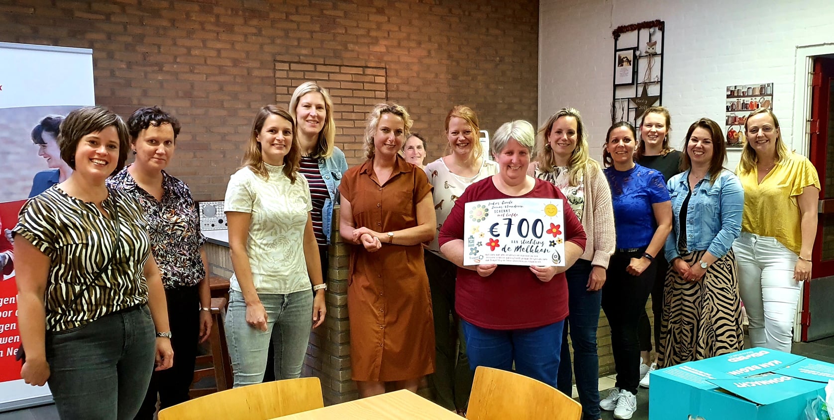 Uitreiking cheque aan stichting de Melkkan